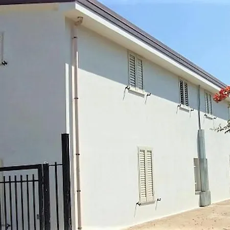 Ground Floor South 3 Min Walk From The Sea Apartmán